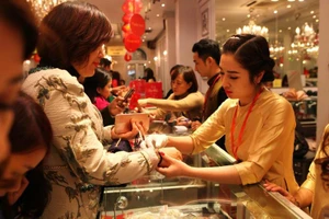 Vàng nữ trang nguội lạnh, mất 800.000 đồng/lượng