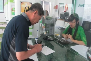 Ngân hàng tăng phí một loạt dịch vụ 