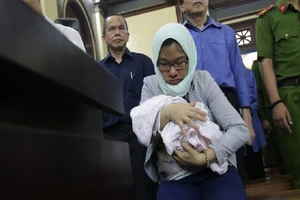 Vụ TrustBank: Nữ bị cáo mang con thơ tới tòa có vai trò gì?