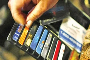 Gần 2.000 tỉ đồng bị bỏ vào 'sọt rác'