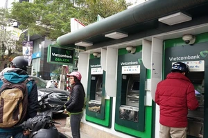 Vietcombank đột ngột dừng tăng phí rút tiền ATM nội mạng
