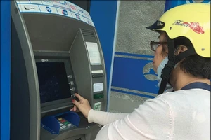 Tăng phí rút tiền ATM là vi phạm Luật Cạnh tranh?