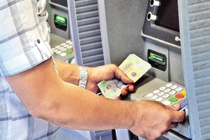 ATM hoạt động kiểu 'gà rù', người rút tiền khóc ròng ngày Tết