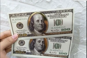  Bao lì xì in hình tờ tiền 100 USD . Ảnh minh họa