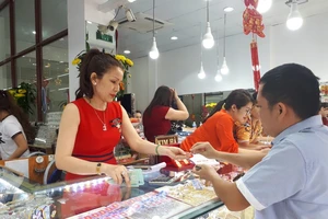 Bạc tăng sốc 150%, vàng miếng SJC chỉ còn là ‘bóng’ phía sau