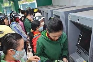 Ngân hàng đau đầu với chi phí chuyển thẻ từ sang thẻ chip