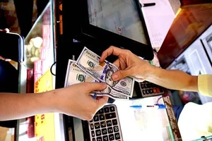 Giá USD tiếp tục 'bốc hoả'