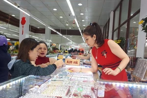 Vì sao giá vàng tăng dựng đứng, lên mức cao nhất 6 năm?