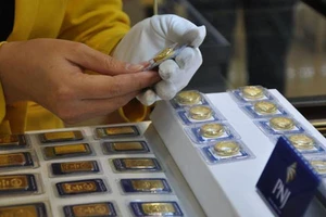 Giá vàng trong nước trái chiều với thế giới