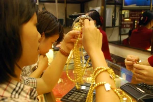 Giá vàng miếng bật tăng dữ dội