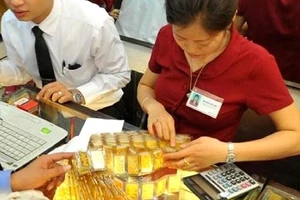 Giá vàng nhảy múa, giảm nhẹ rồi tăng vọt trở lại