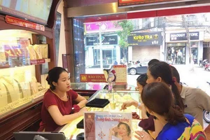 Giá vàng tiếp tục đi xuống, rời xa mốc 42 triệu đồng/lượng