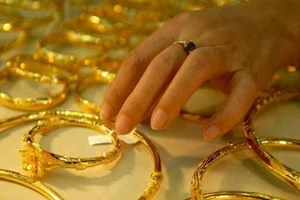 Vàng 'bốc hơi' nửa triệu đồng mỗi lượng