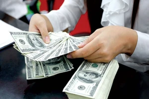 Giá USD tại ngân hàng tăng mạnh, đắt hơn chợ đen