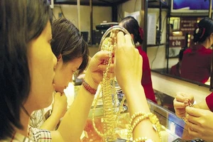 Bất chấp giá vàng thế giới 'ngủ', giá vàng trong nước vẫn tăng