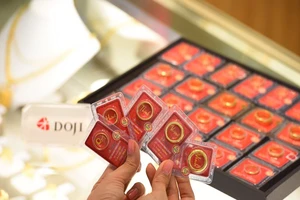 Giá vàng đột ngột xuống dốc, mỗi lượng mất nửa triệu đồng