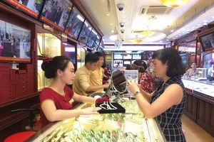 Bốc hơi 1 triệu đồng/lượng, giá vàng vẫn chìm trong sắc đỏ