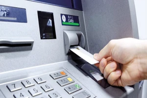Có thể huỷ thẻ ATM khi CMND đã hết hạn hay không?