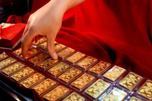 Giá vàng quay đầu tăng vì thương mại Mỹ-Trung 'mịt mù'