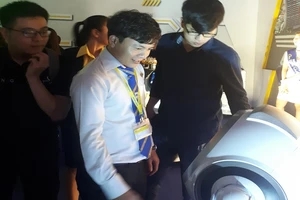 Lần đầu tiên ngân hàng Việt đưa robot phục vụ khách hàng