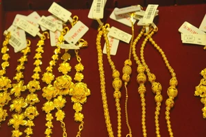 Tăng mạnh, giá vàng vọt lên gần 43 triệu đồng/lượng