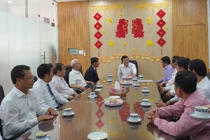 Nguyên Chủ tịch nước Trương Tấn Sang thăm Bến xe Miền Tây