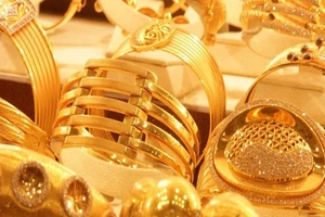 Vàng tăng dựng đứng 1,5 triệu đồng/lượng, loạn giá 