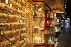 Vì sao vàng nhẫn 9999 có giá thấp hơn vàng miếng?