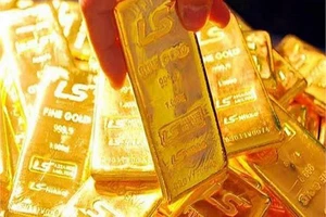 Giá vàng bất ngờ tăng sốc vào cuối phiên