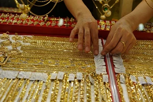 Chóng mặt với đà tăng của giá vàng thế giới