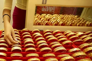 Giá vàng 'rơi' 1 triệu đồng/lượng