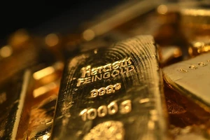 Giá vàng, bạc 'rủ nhau' tăng dữ dội