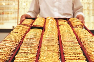 'Cá mập' tung chiêu, giá vàng mất ngay 4,5 triệu đồng/lượng