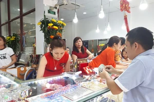 Giá vàng biến động kiểu 'tàu lượn siêu tốc', nhà đầu tư run 