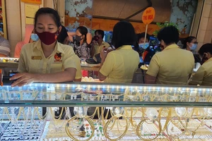 Giá vàng SJC lình xình, nhà đầu tư tiếp tục 'xa bờ'