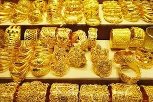 Giá vàng trượt dài, nhà đầu tư 'ngồi trên lửa' 