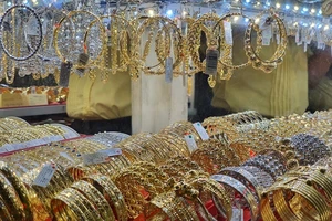 Giá vàng diễn biến kỳ lạ, mỗi nơi một kiểu 