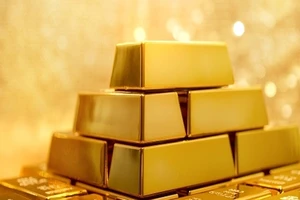 Giá vàng tăng mạnh, nhiều người tranh thủ chốt lời