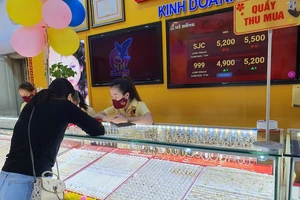 Giá vàng trong nước lại tăng, giảm loạn xạ 