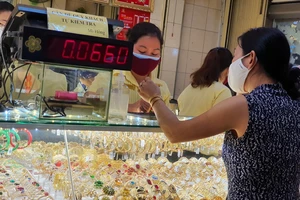 'Cá mập' đang tích cực gom vàng