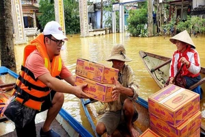 Ngân hàng ủng hộ đồng bào miền Trung hàng chục tỉ 