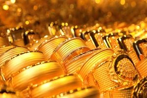 Vàng miếng chìm trong sắc đỏ, vàng nhẫn bất thường sau thông tin đấu giá