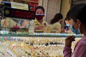 Nhà đầu tư vàng lớn nhất thế giới tiếp tục xả hàng 