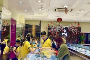 Giá vàng lại tăng mặc kệ 'cá mập' bán tháo hơn 12 tấn