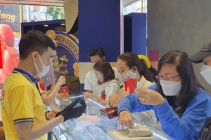 Giá vàng nội, ngoại bất ngờ lao dốc