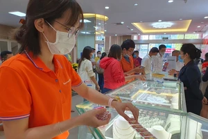 Giá vàng sẽ dò đáy đến bao giờ?