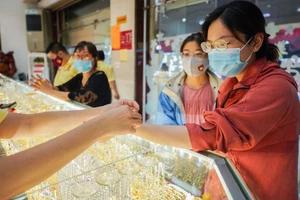 Giá vàng lại tăng đột biến, cao nhất năm tháng