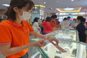 Giá vàng bất ngờ 'rủ nhau' tăng mạnh