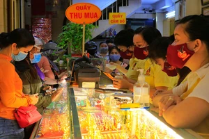 Lỗ ngay chục triệu đồng khi mua vàng SJC để cầu Thần Tài 'gõ cửa'