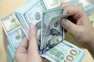 Giá USD 'chợ đen' và ngân hàng rủ nhau tăng mạnh
